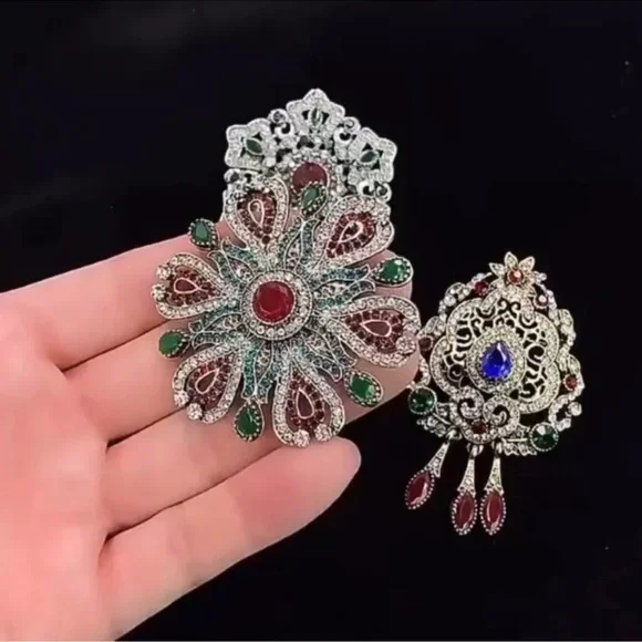 Ethnic Baroque Diamond Crystal Elegant Brooch - Picture 2 of 2